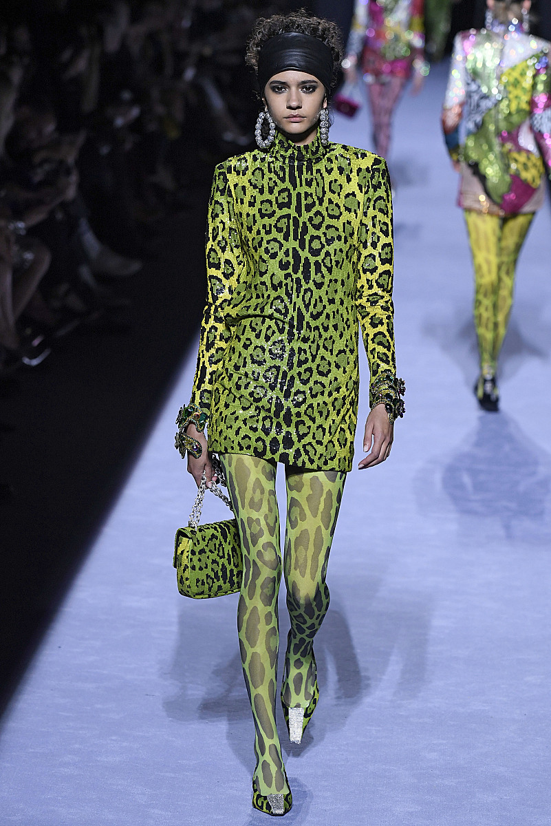 瑞塔·奥拉街拍:tom ford荧光绿豹纹裙丝袜 亮钻尖头鞋狂野霸气