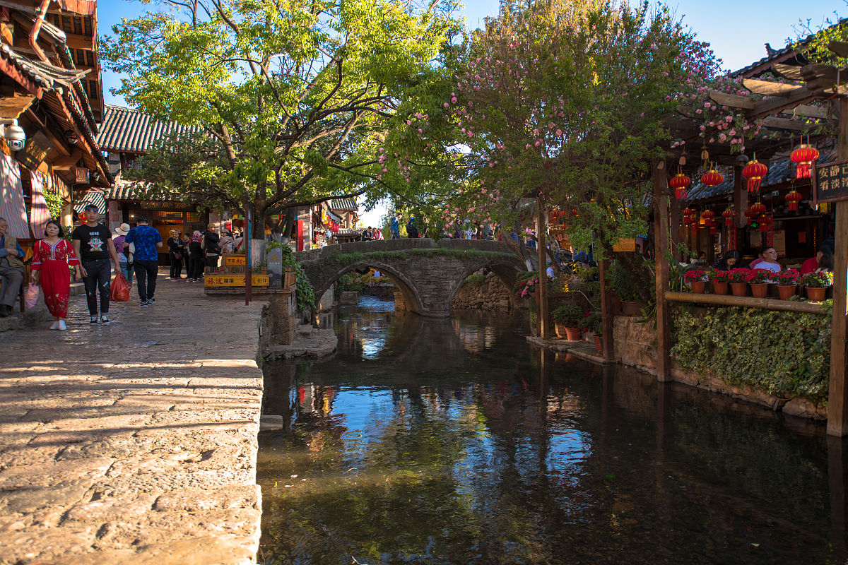 写一段去丽江旅游发朋友圈温馨一点的文案