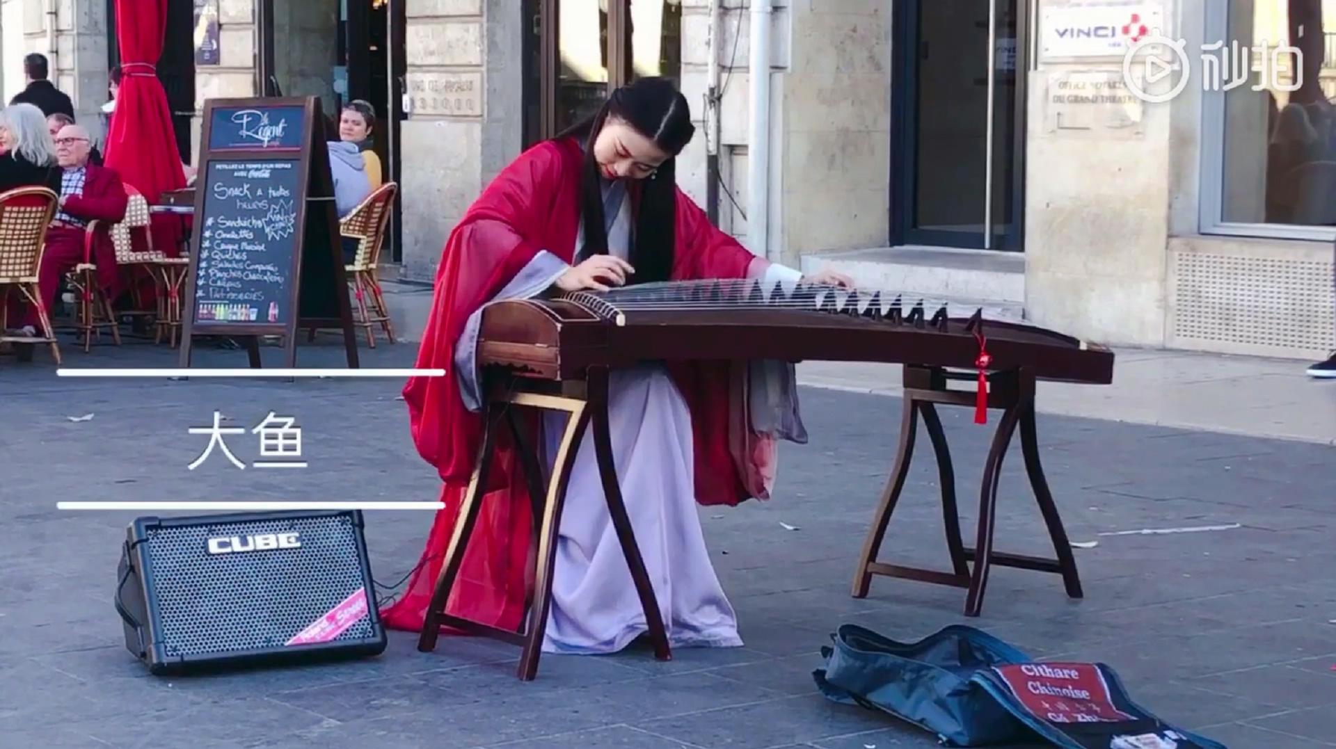 美女在巴黎街头古筝演绎《大鱼海棠》印象曲《大鱼》这画面太美了