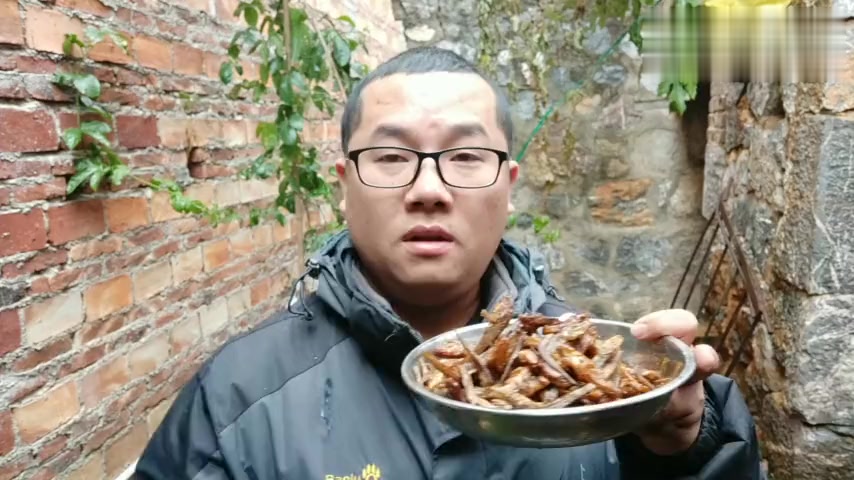师傅来小伙家里做事,小伙做了辣椒炒小鱼干招待他,吃得真香