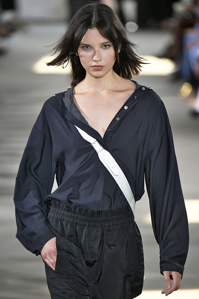 你是一名中日网站编辑现在把这句网站上的话翻译成中文：キャンペーン内容は予告無く変更になる可能性がございますので、予めご了承ください。