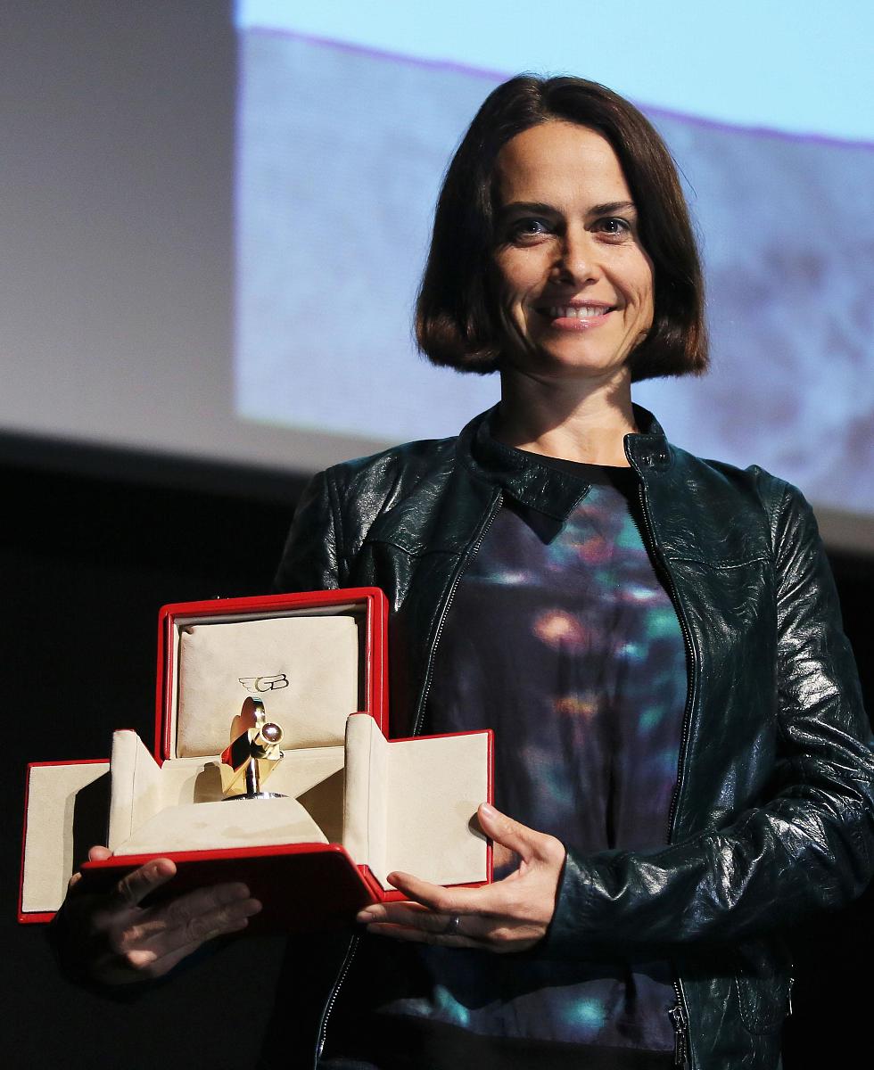 翻译1 名可名非常名。无名天地之始；有名万物之母成英文