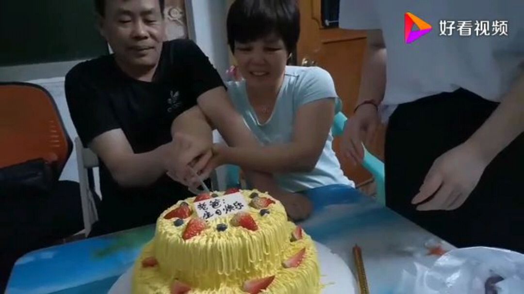 广州打工仔,买蛋糕陪父亲过生日,唱生日歌,你陪过父母过生日?
