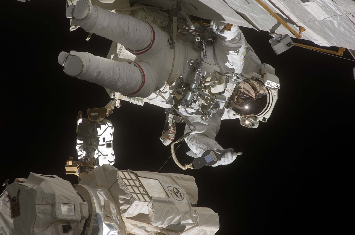 这张由美国宇航局(nasa)2009年7月21日公布的照片显示,美国"奋进"号航