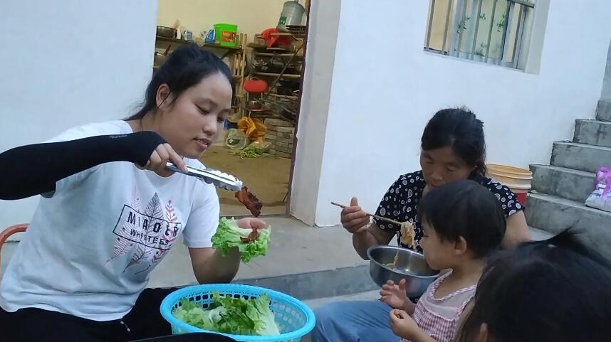 燕子2斤五花肉做烤肉,烤得直冒油,为啥婆婆不吃肉?吃稀饭