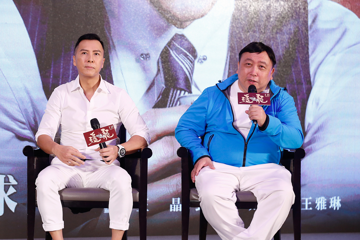 石凯靠近曹磊，却惹来尴尬一幕：酸脚味暴露了他的行为