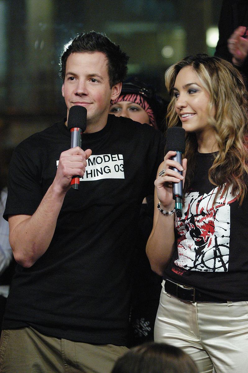 2002×20032003-2003×20022002的值是 A－60 B．0 C．60 D．80推理题答案