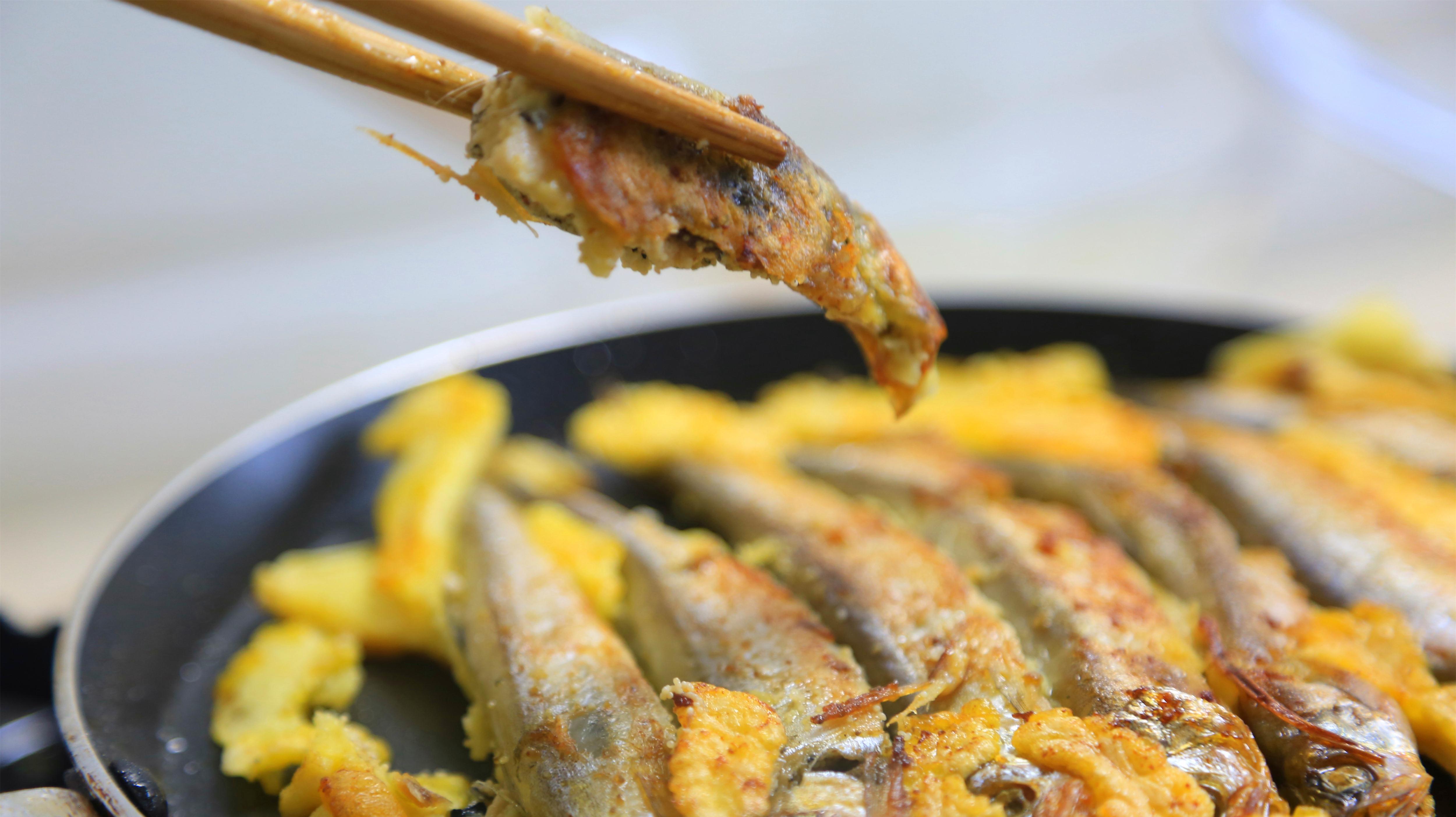 很多人“煎鱼”都粘锅,怎么让鱼不破不粘呢?看我做的多春鱼