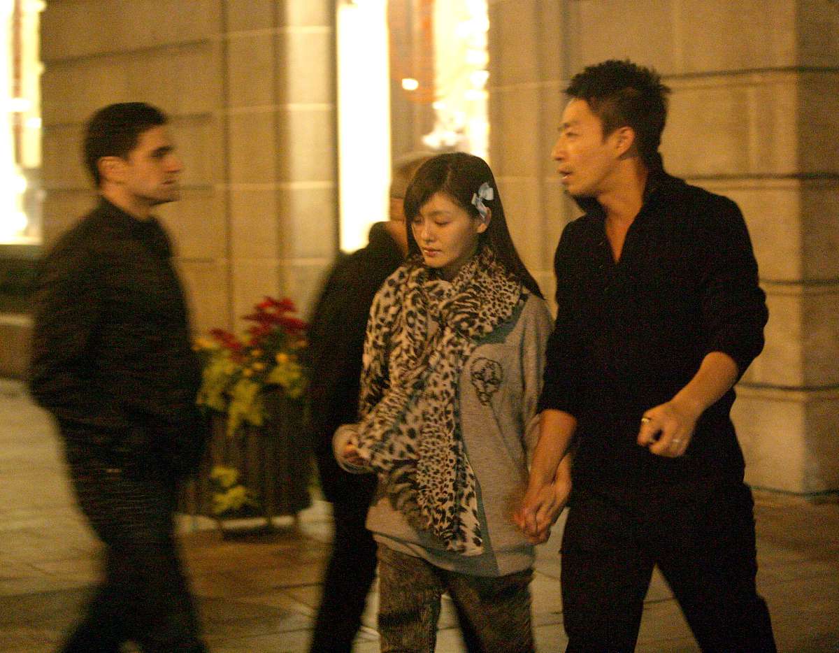 我是一位吃瓜群众如何看待以下内容风格为古龙写法的幽默风趣内容中包含对话、人物的心理描写加上一个反转的题目题目为七言绝句形式3月27日据台湾媒体报道此前大S跟汪小菲的生活费案件终于有了进展法院宣布了一审结果透露汪小菲败诉、大S胜诉消息一出引起不少网友围观热议。法院已经裁定允许大S提供汪小菲的账号方便后续下发扣押命令进行执行。将获750万生活费汪小菲败诉后熬夜直播显颓废。