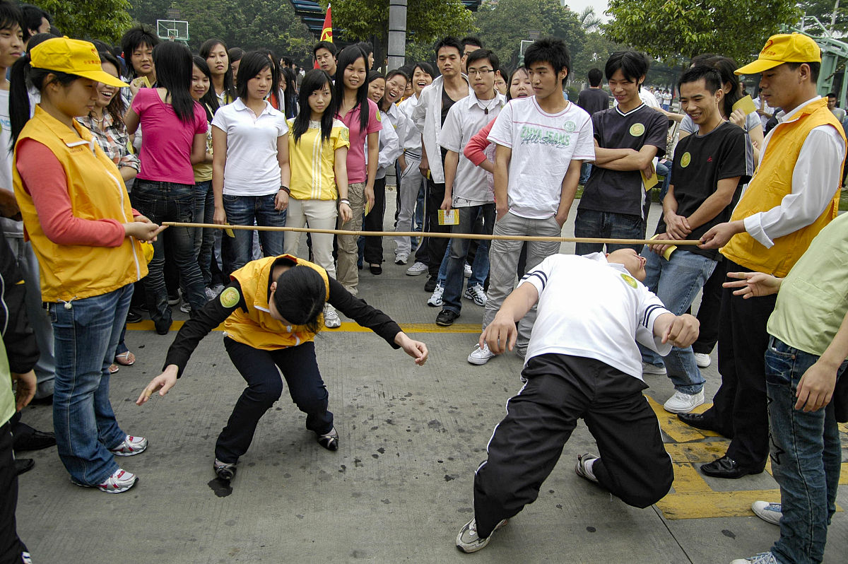 抱团游戏策略：如何玩转多人随机数字抱团游戏