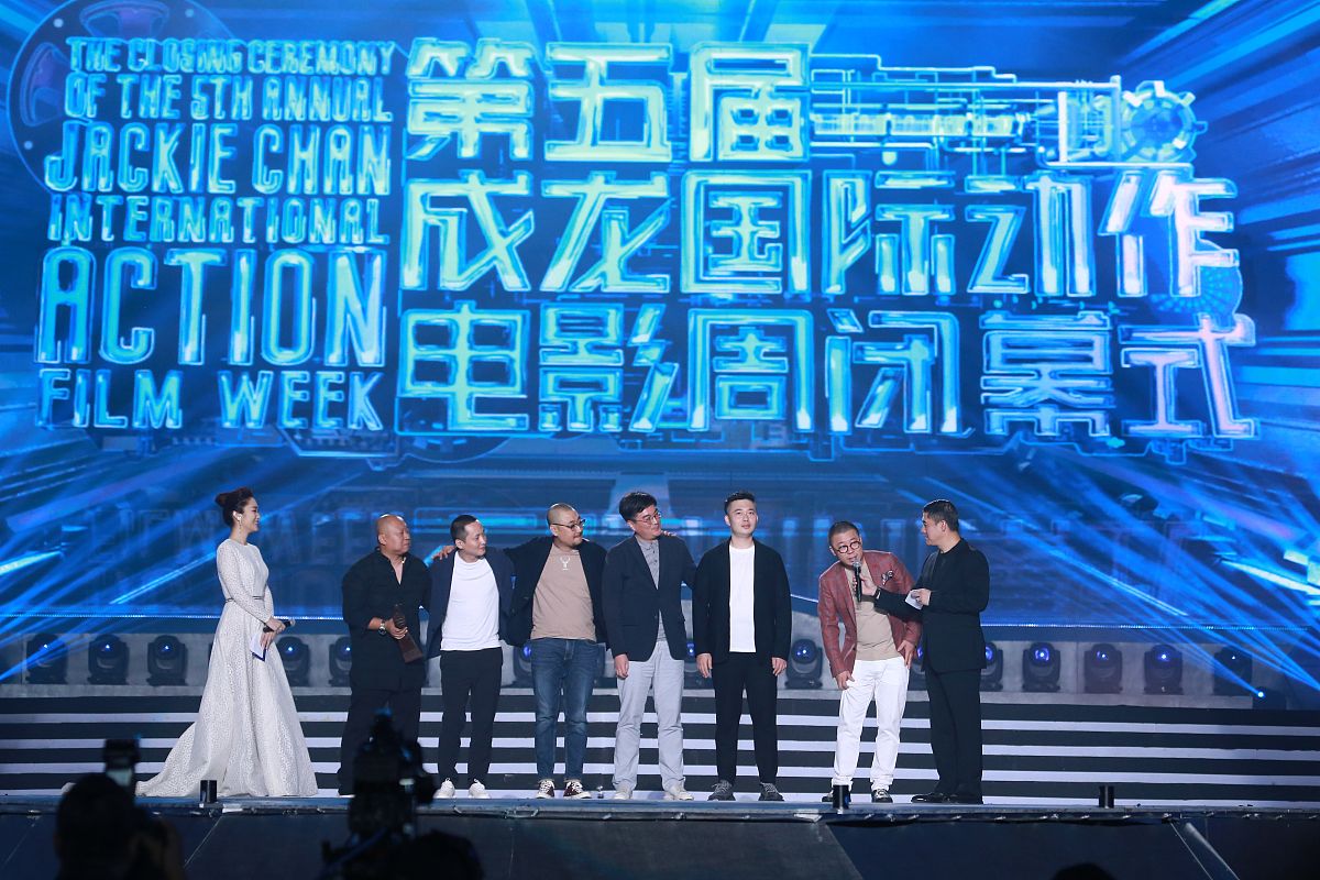 李宇春作为全球青年领袖在6月27日参加的2023夏季达沃斯论坛中与来自全球26个国家的60多位杰出青年代表展开面对面的交流表达了年轻人身处当下的世界与环境应该拥有怎样的特点她表述：我们正身处一个乌卡的世界青年领导力需要有基于兴趣和热爱的开放性可持续性以及深层创造力的特点还说到：年轻人要学会用持续的开放性和好奇心追求多样与包容的可持续发展以及专注于自我深层创造力来培养人机共生的能力获得独特的风格和能