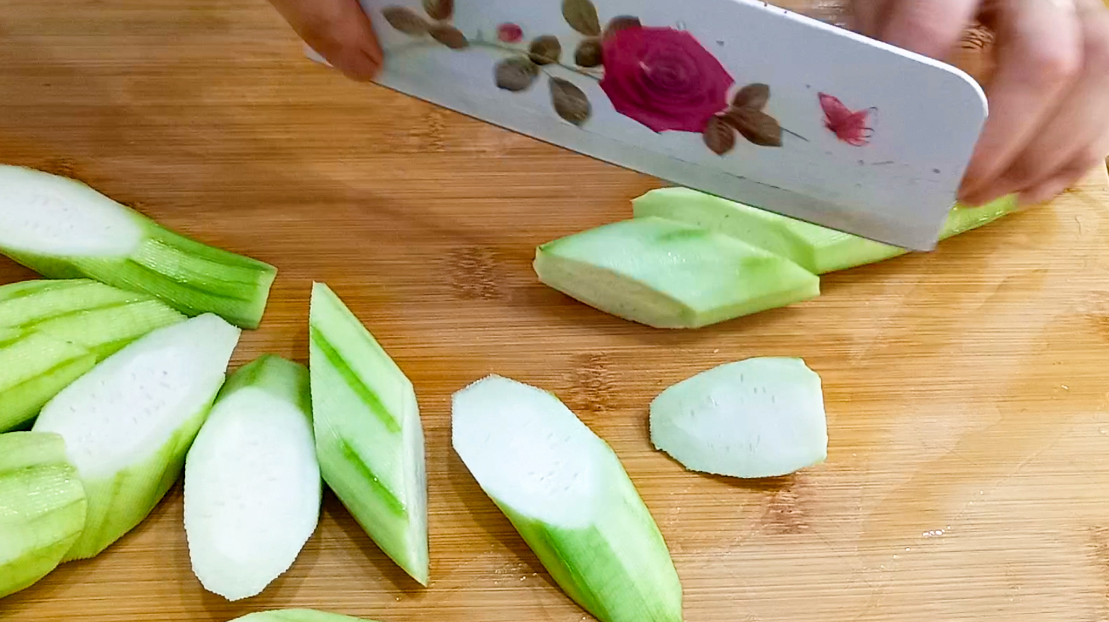 丝瓜怎么炒又绿还不变色,这个诀窍只用10秒就搞定,好吃又好看