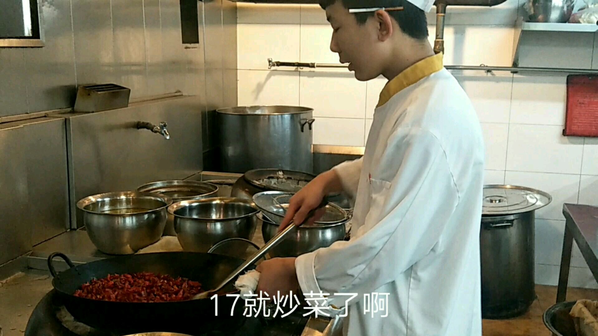 现在学厨师的人越来越少,小伙学了半年就被培养上灶炒菜了!