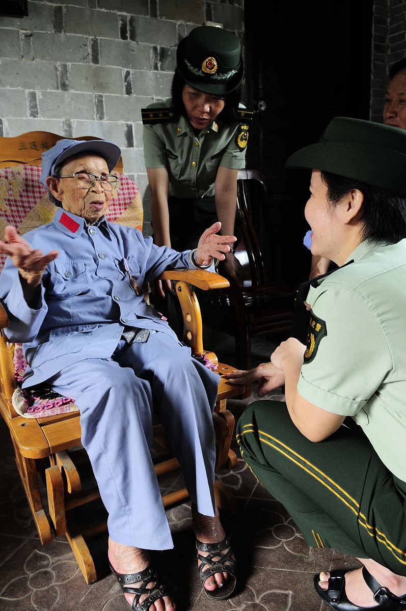 2009年3月4日,海南边防总队边防医院,琼海边防支队的10多名女警官来到