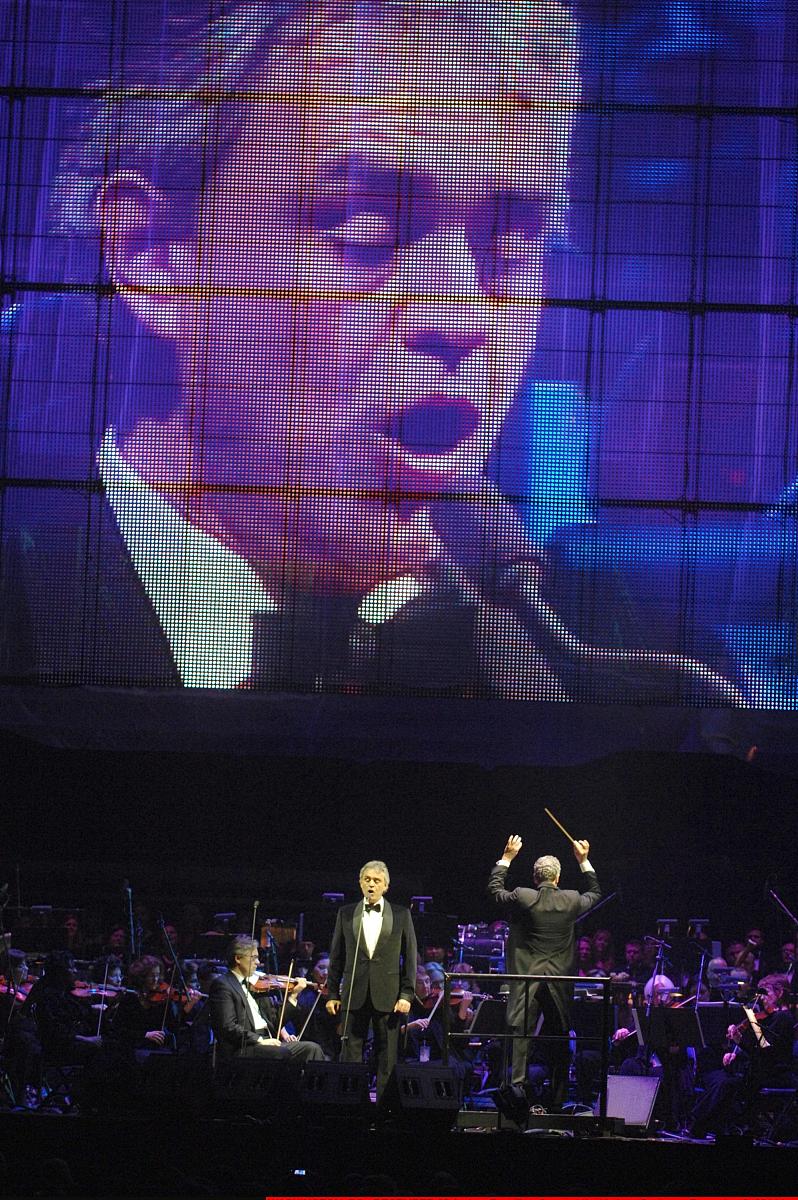 2011年12月3日讯,华盛顿,当地时间12月2日,意大利盲人男高音安德鲁-波