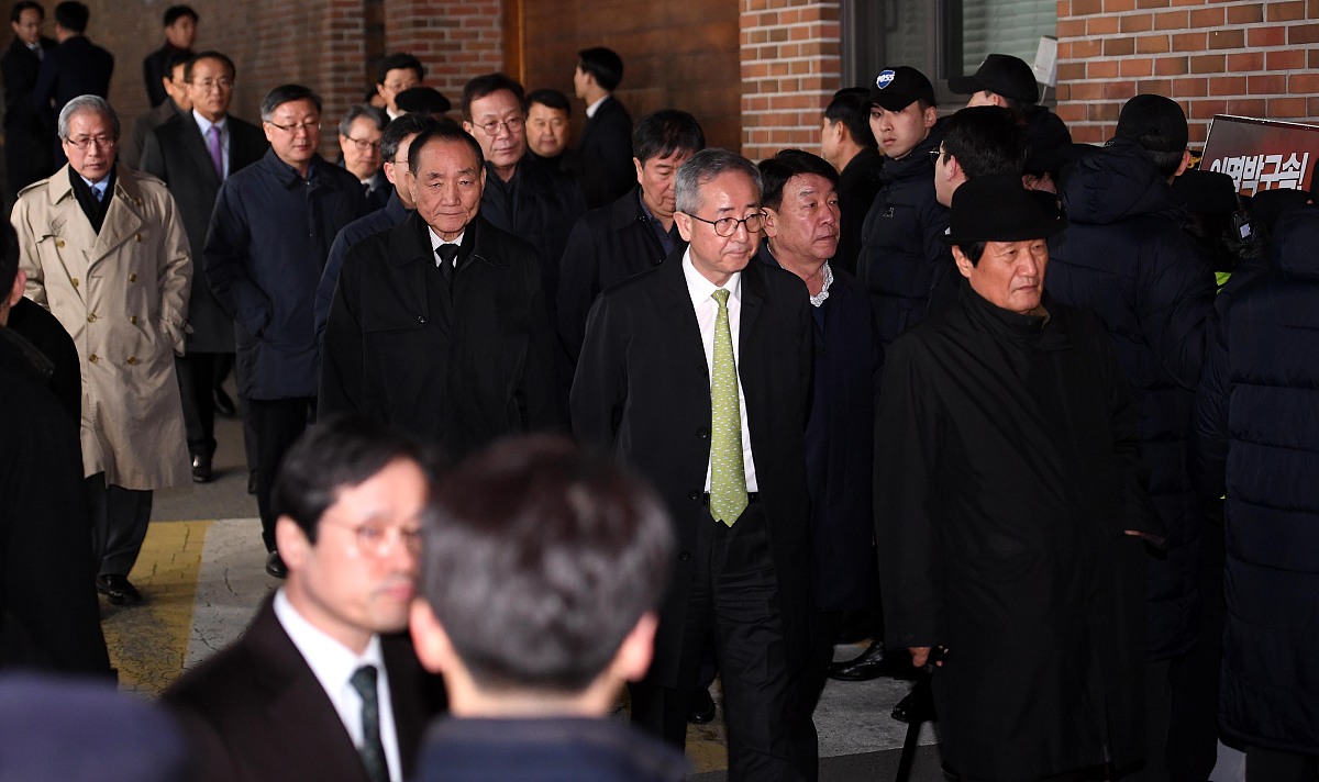 摄像机给了公司里的秘书她流利地快速地安排着会议的日程一边偷偷看着时间。周总和其他员工开始走向会议室背景音乐渐变周总一边走一边拿出手机查看了一下时间忽然脸色大变。摄像机给了一位员工怀着疑惑的表情看向周总和秘书的背影。周总突然想起来自己记录的一个短视频看着自己一口气喝了三瓶可乐的场景感觉自己十分愚蠢。要求：每一句都写成剧本。标注出人物。有甄嬛传的风格和经典句子。说明了周总的地位和权力很大。