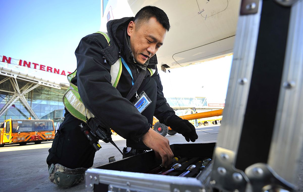 机务维修员工：认真负责，为航班安全保驾护航