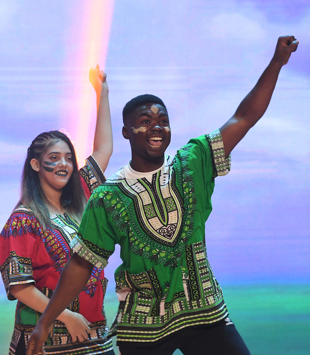 写一首表达怀旧情绪的中文流行歌曲歌曲表达的主题为独立歌词结构为verse1、verse2、Pre-Chorus1、chorus1、chorus2、verse3、verse4、chorus3、Bridge1、chorus4并确保chorus1、chorus2、chorus3、chorus4、verse5、Pre-Chorus2、chorus5、Bridge2、歌词不重复每段歌词结尾使用中文ayawa