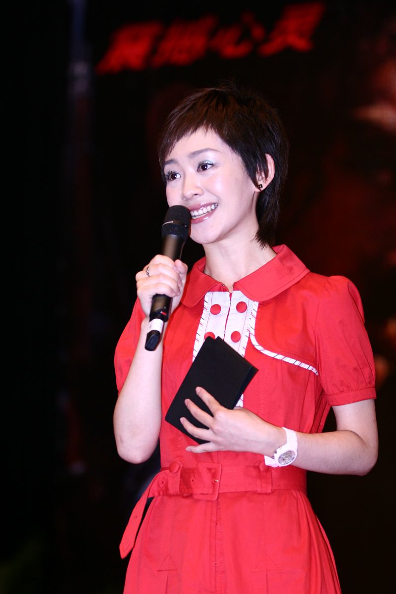 阅读郭沫若的诗歌《天狗》《炉中煤—眷念祖国的情绪》《晨安》《立在地球边上放号》基于惠特曼诗歌自由诗、长行、列清单、重复的结构特点请探讨郭沫若的诗歌如何受到惠特曼风格的影响。这些技巧和风格如何促进诗意表达？请举例分析800字。