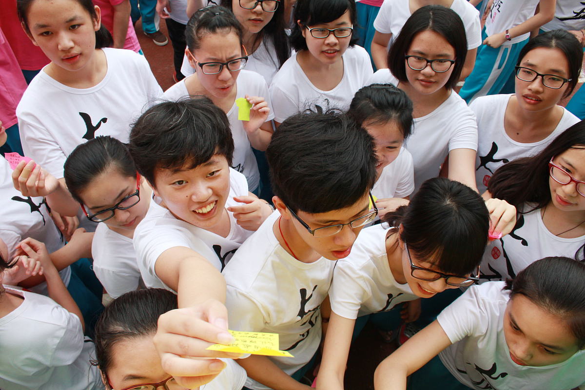 编写一段我与大学同学发生的一段弘扬正能量的500字小故事