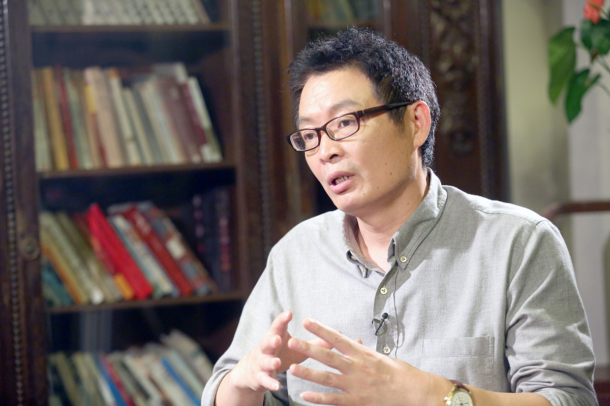 2014年<strong>8</strong>月15日,上海,曹可凡倾听麦家谈畅小说创作***_*** 麦家