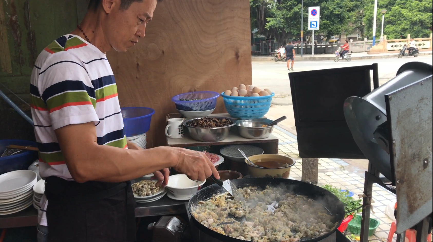 食在潮汕15:普宁流沙最正宗的蚝烙,一天卖几百份,老板是帅大叔