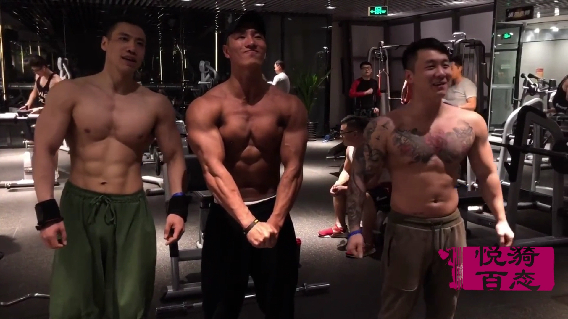 三枚肌肉男秀身材,中间那位长相帅气,还有一身小麦色的肤色!