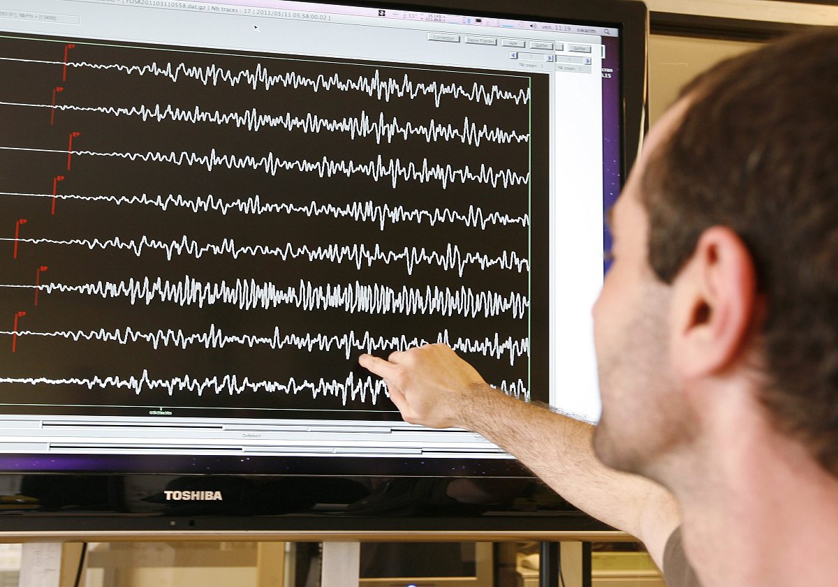 这点值得关注说明即使当地基土遭遇频率不太高的地震波输入时也存在发生严重震陷的概率需要在实际抗震中采取措施加以防范。以上结果分析表明地基土体发生严重震陷情况主要与地震波峰值加速度的大小有关。对这句话降重