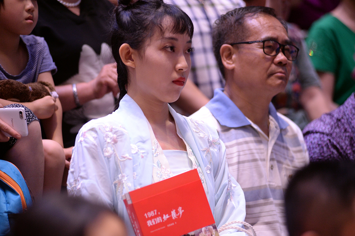 贾宝玉与林黛玉、薛宝钗相处对比分析：为何态度迥异？