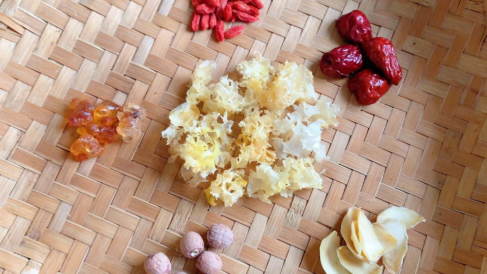 每天喝碗桃胶银耳莲子汤,美的像个瓷娃娃