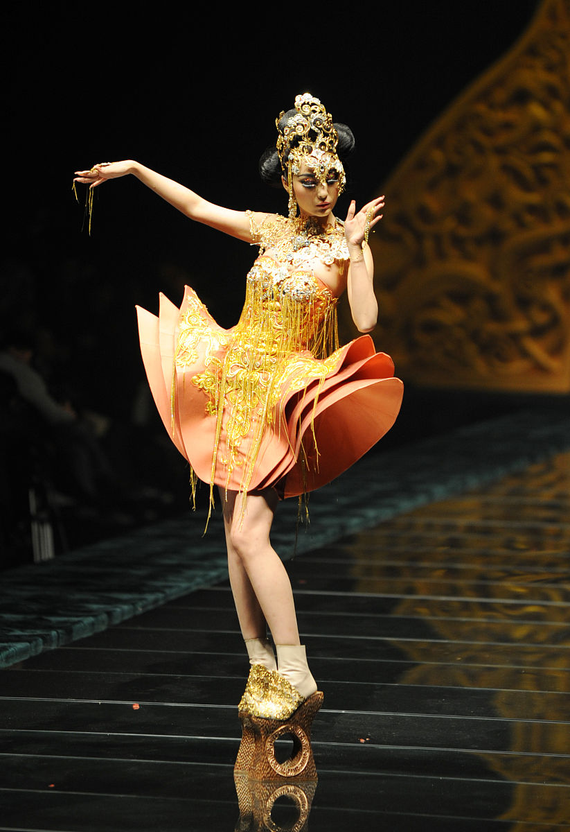 2009年11月6日讯,北京,2010中国国际时装周(春夏). 时装设计师郭培"一