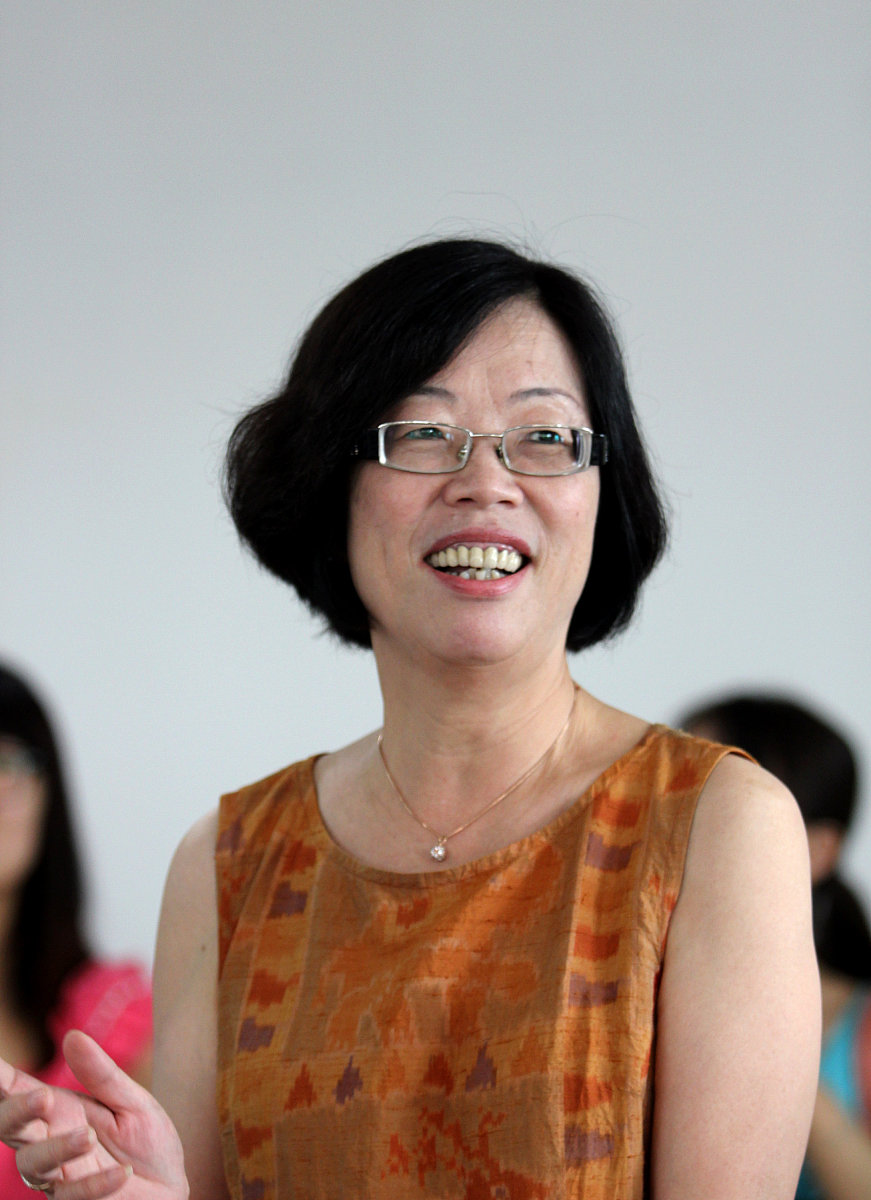 你现在的身份是一名小学语文老师要参加文章大赛请概述文章《诗意人生启迪童心——小学语文现代诗教学的探索与实践》的章节内容课程设计：如何设计一堂现代诗教学课程在写作过程中可以增加现代诗内容进行举例说明保证其内容的新意和逻辑性不要乱写其格式如下：二课程设计：如何设计一堂现代诗教学课程