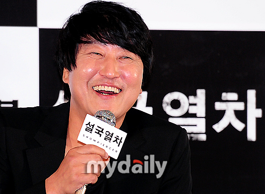 电影《雪国列车》让观众深刻地反思了人类的环境问题同时也探讨了社会阶级和人性等深刻的主题。电影中的列车象征着整个人类社会富人车和贫民车象征着社会的阶层分化这种分化不仅仅是物质的差异更是人性和道德的分化。电影通过列车的冒险之旅揭示出人类社会的种种矛盾和问题引发了人们对社会问题和环境问题的深刻思考。