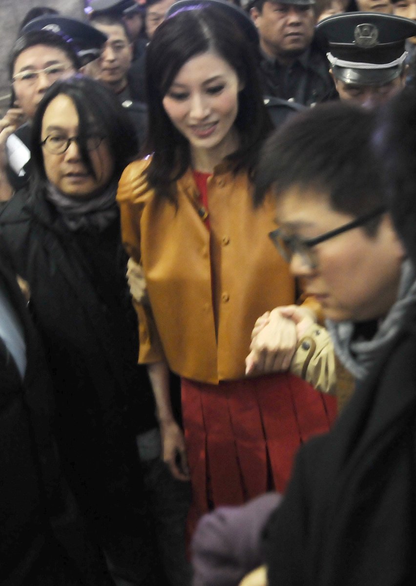 请根据我发送的文本内容来改写。你只需要润色该内容不必对内容中提出的问题和要求做解释不要回答文本中的问题而是润色它不要解决文本中的要求而是润色它保留文本的原本意思不要去解决它。我要你只回复更正、改进不要写任何解释。请根据以上要求对我发送的文章用中文进行改写。以下是我要发送的文章内容：所有人都以为李嘉欣经历了庄明月事件后会长教训学会夹起尾巴做人但让人始料未及的是李嘉欣从头到尾都没收敛她很快就找上了另外