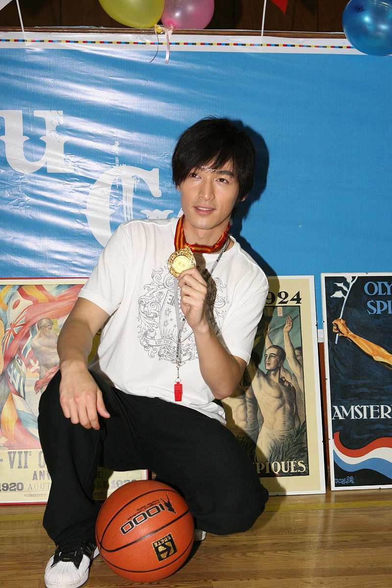 运动会加油古诗：石榴红，十六班加油！