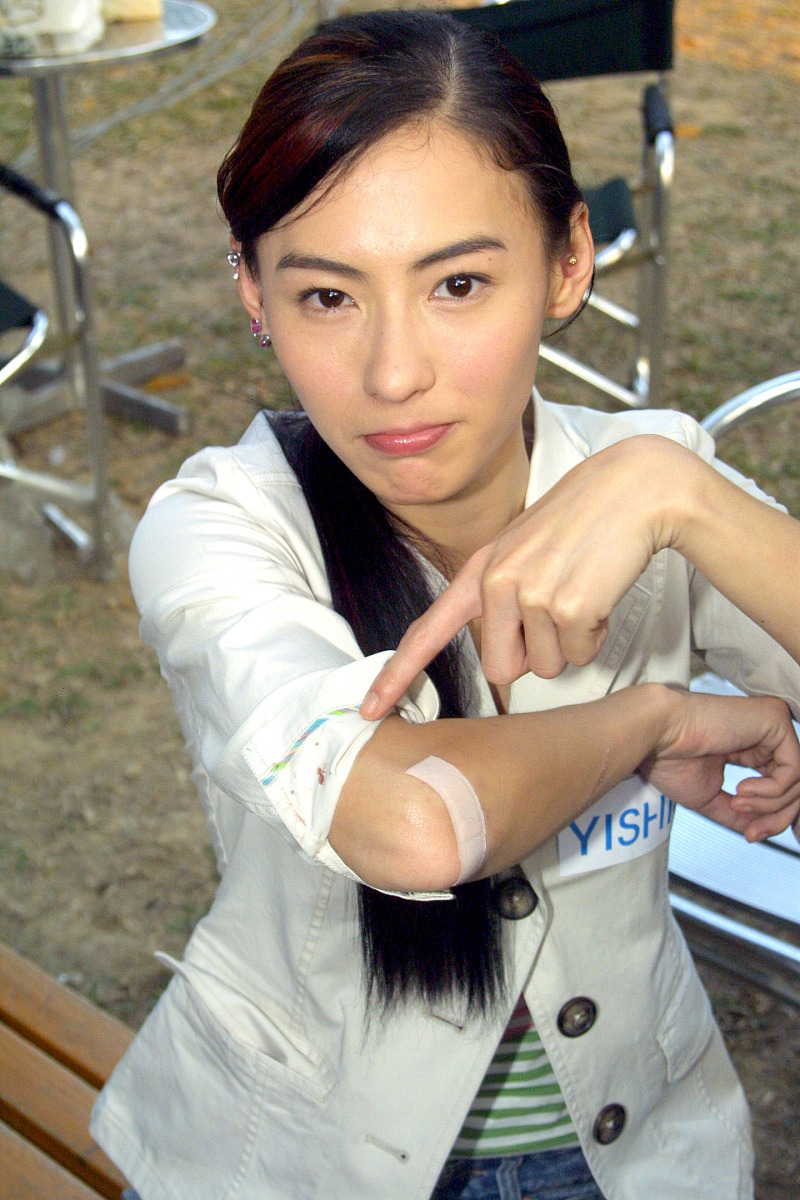 2004年12月16日,张柏芝在公园为内地某品牌衣服拍摄广告,这次拍摄筹劳