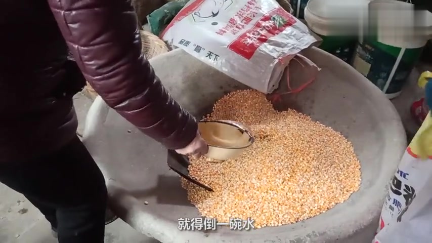 玉米糁 北方农村的一种早晚吃食 看看是怎么做成的