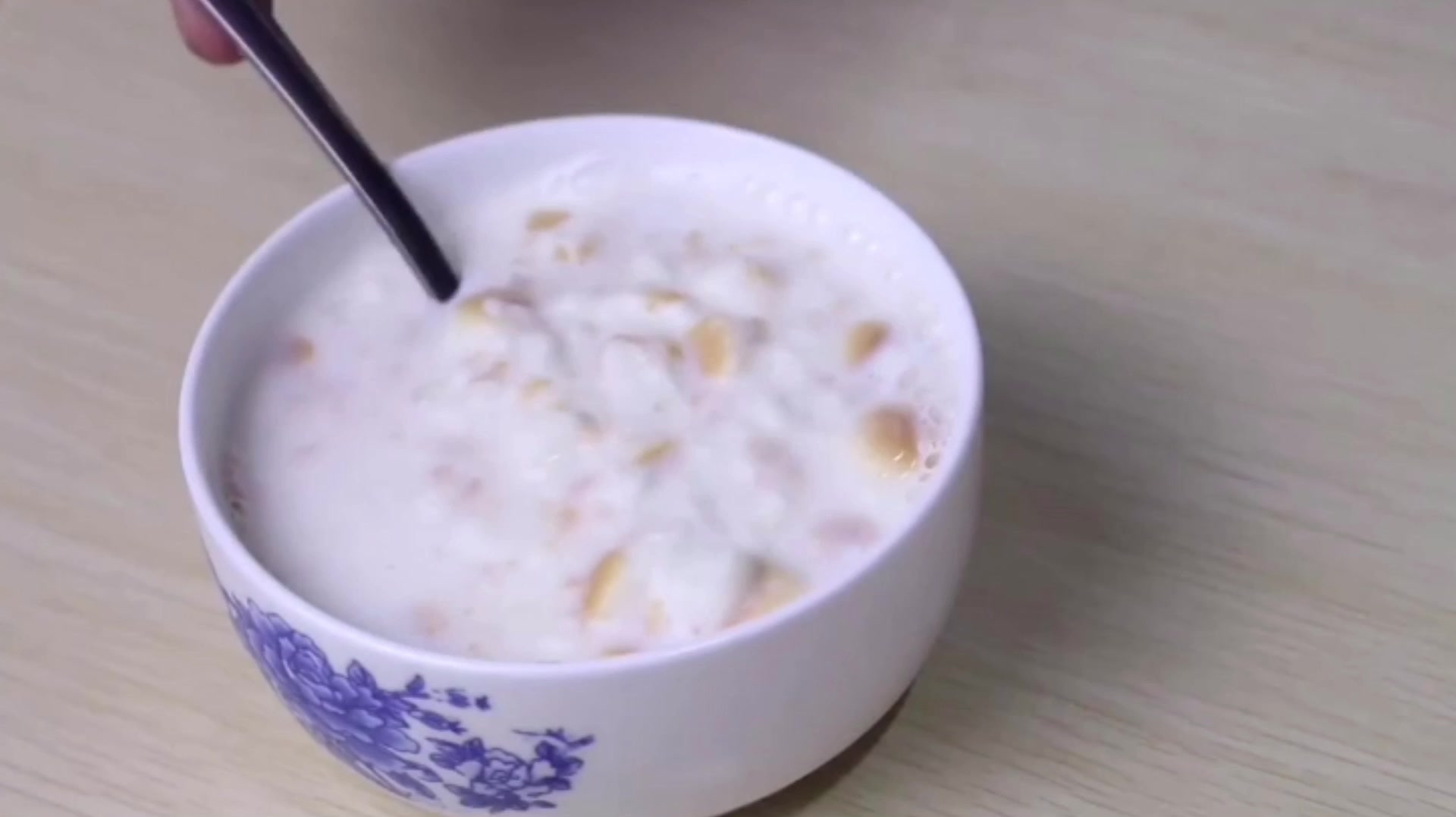 旺仔小馒头的新吃法,加点旺仔牛奶,特别适合小婴儿吃哦