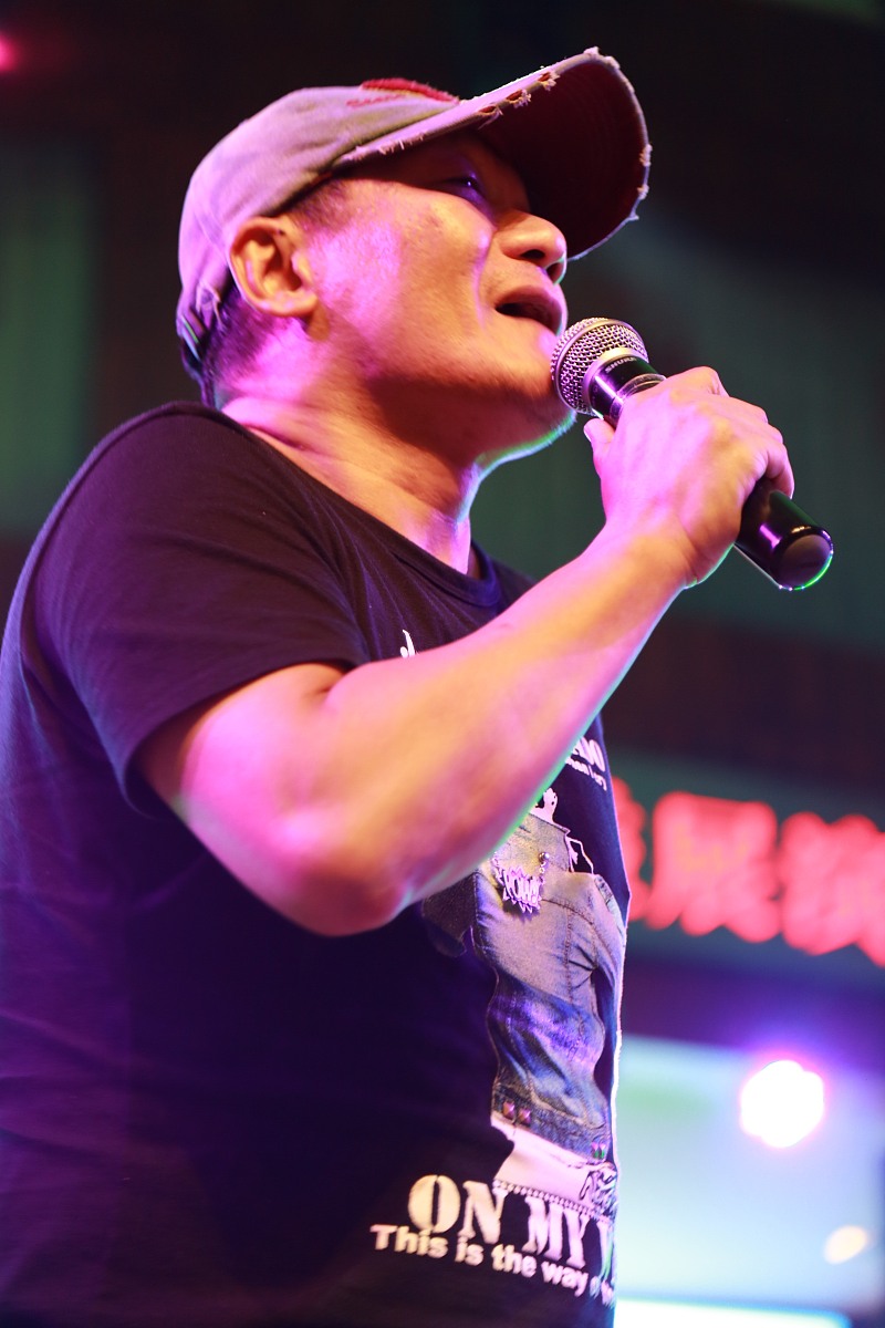 以《探寻自我存在的新视角：构建个人人生意义的思考》为题目的论文。关键词：人与自然；自我存在；人生意义。论文字数要求：2300字