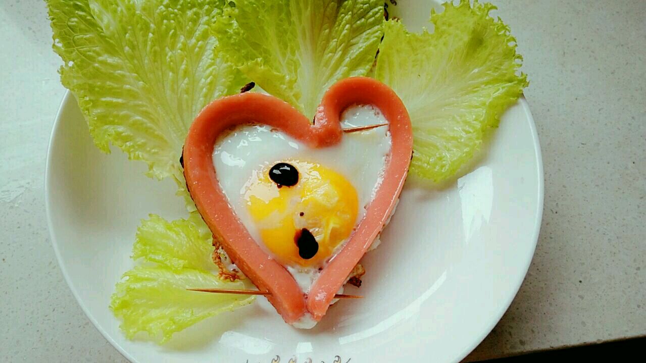 火腿煎心形鸡蛋,加上一滴“它”,搞定美味健康早餐,快试试吧!