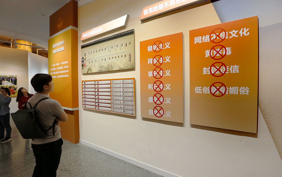 以慈悲为怀写篇议论文慈悲是人性中最为重要的品德之一它代表着对别人的理解、同情和关怀。慈悲能够让我们看待身边的人和事物时更为宽容、温暖和善良能够在人与人之间建立起更为紧密的联系和情感纽带能够让我们创造出更为和谐、平等和美好的社会。在现今社会中我们经常能够看到各种冷漠、狭隘和利己主义的现象这些现象不仅影响了我们个人的精神境界也使得整个社会变得更加冷酷和无情。因此我们需要更多地提倡慈悲通过鼓励人们关注他