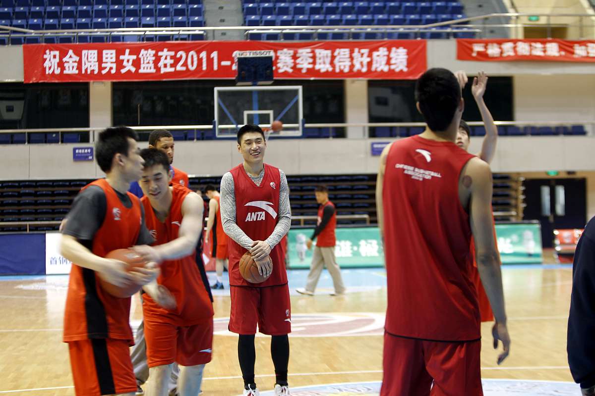 我是李泽凯来自雄安新区爱打篮球请帮我写一个简短的大学开学自我介绍