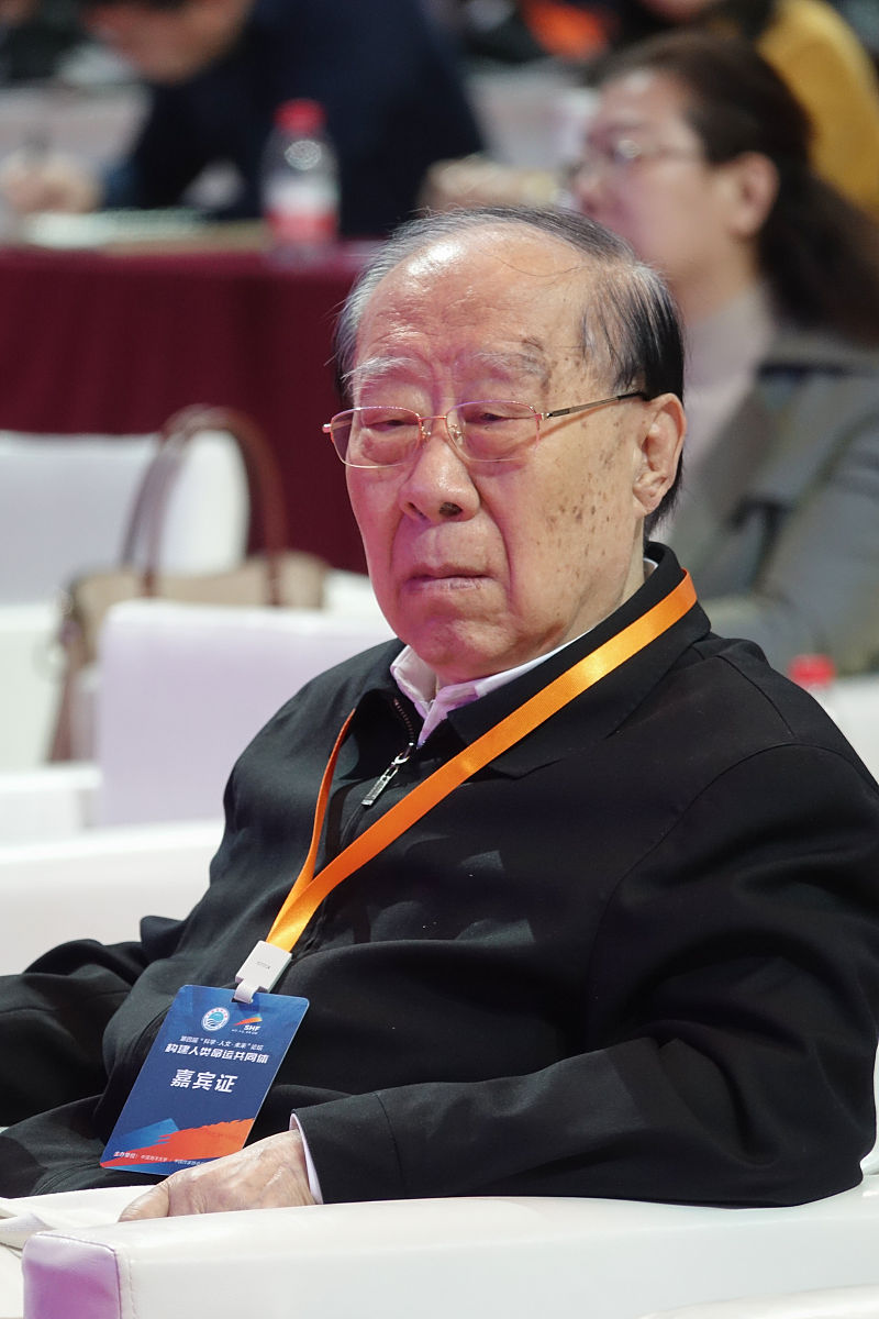 黑龙江大学文学学士哲学硕士杨昊睿长期从事文字编辑和策划工作现有一本探讨未来科学发展和年轻一代科学研究者生活困境的杂记文集想要出版。该文集的题目是《未来笔记》本书最初是想写成科学哲学专著但是但是后来经过市场调查发现科幻小说更容易被大众接受。因此借助传统笔记小说的形式将相关领域的讨论转化为360篇文章分成16大类。主要包括科研趣闻、未来农业、深海深地、空间探索、计算科学、未来医药、太空生命、未来城市、