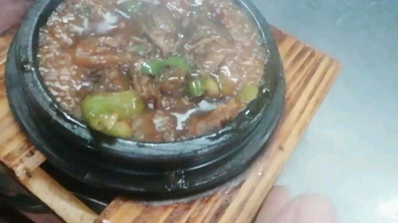酒店大厨分享一道拿手菜,用石锅做出来的美食,好吃又下饭