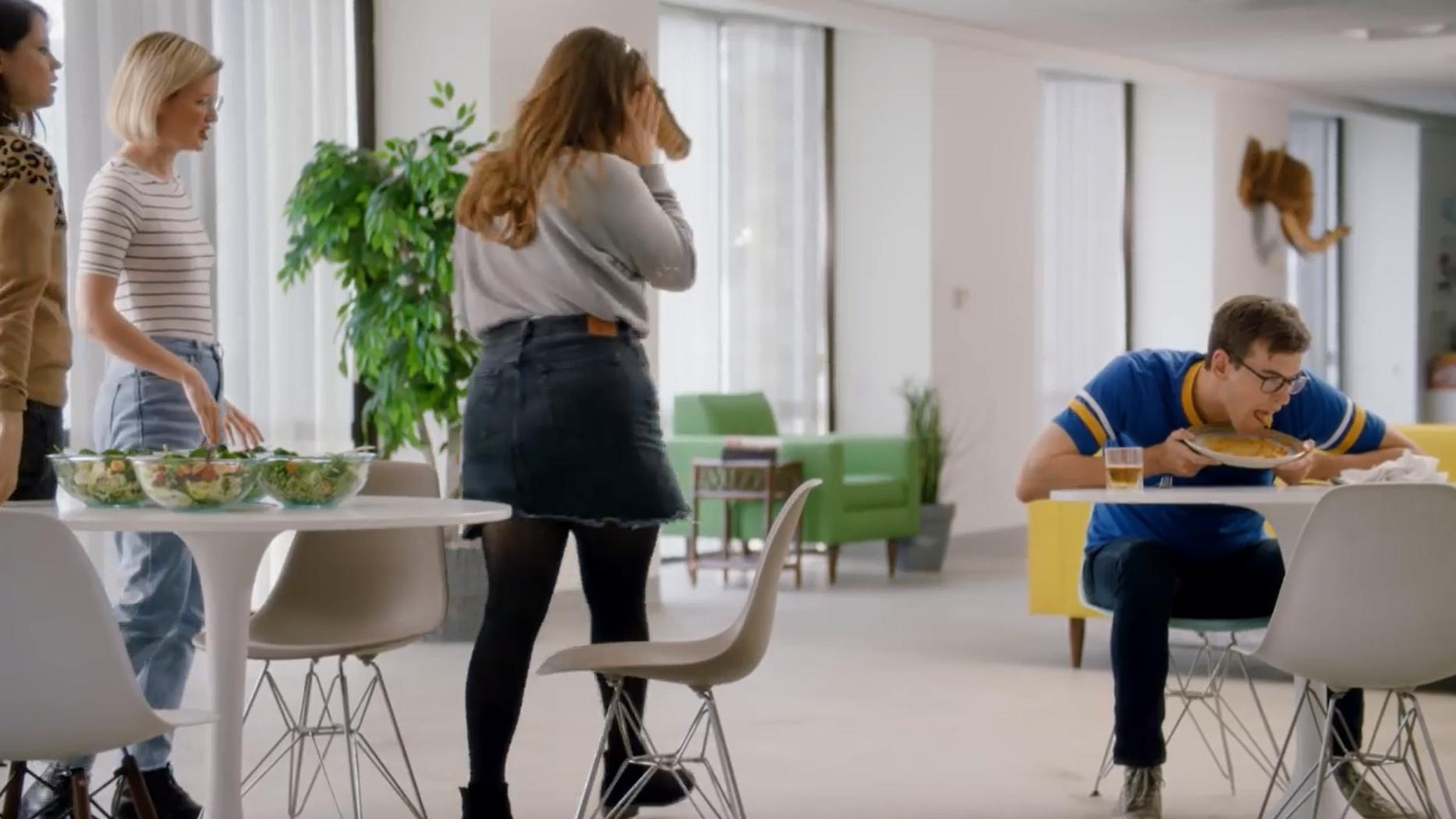 情侣间最亲密的事情居然是...舔盘子!