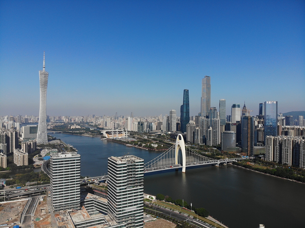 ***_***2018年3月9日,广州,航拍地标广州塔及沿江小火车.