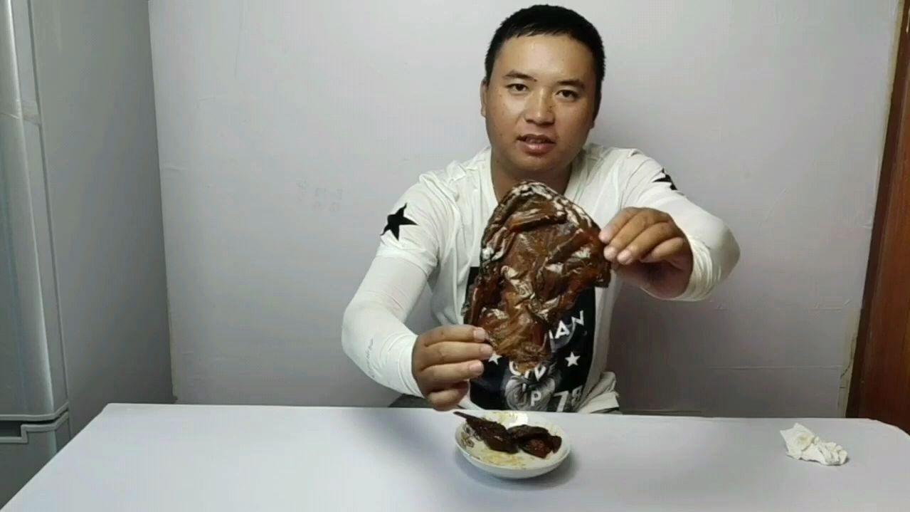 试吃湖南特产酱板鸭,买了香辣的,还是被辣懵