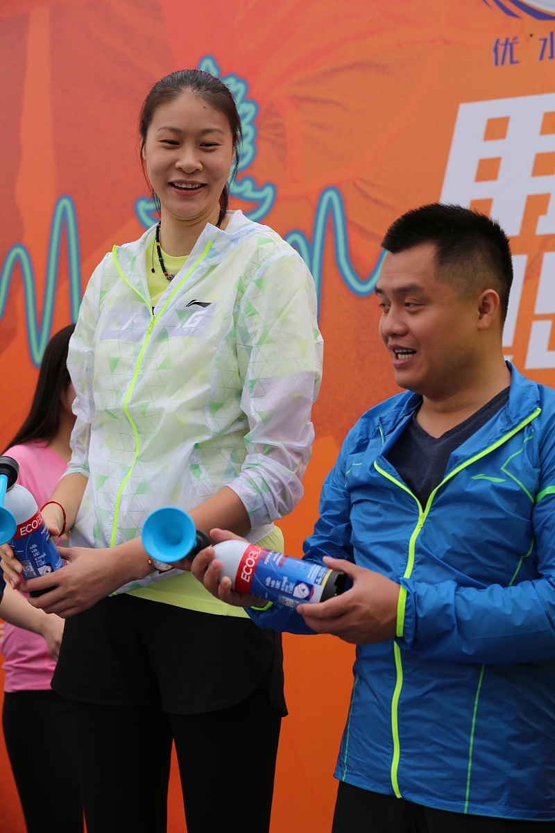 亚运冠军范逸婷回家，淳安乡亲热情迎接！