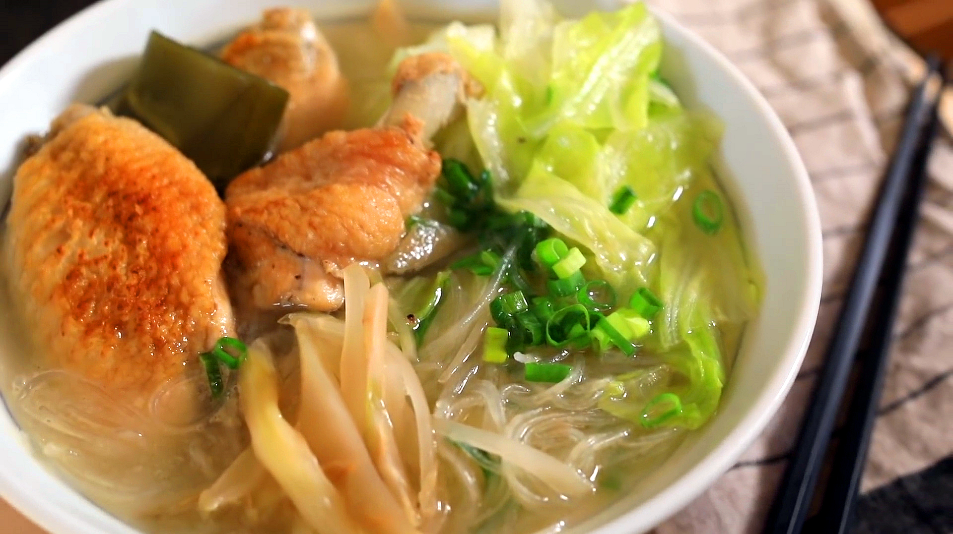 榨菜别拿来炒了,加鸡肉一起煮汤好喝又不腻,做法简单又美味