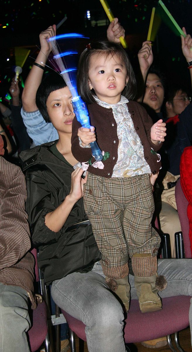 孙莉陪小女儿钢琴演出被偶遇妹妹获成人乐团伴奏气质出众像黄磊 帮我将这个标题去掉一个字